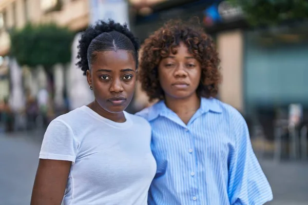Mulheres Afro Americanas Mãe Filha Junto Com Expressão Séria Rua — Fotografia de Stock