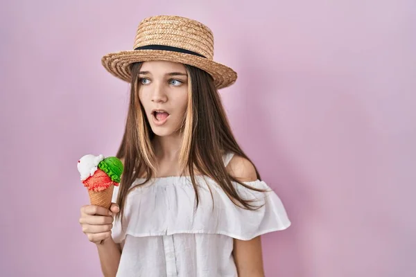 10代の少女は怒ってアイスクリームを保持し 怒りと叫び フラストレーションと激怒叫んで怒っている 怒りと攻撃的な考え方 — ストック写真