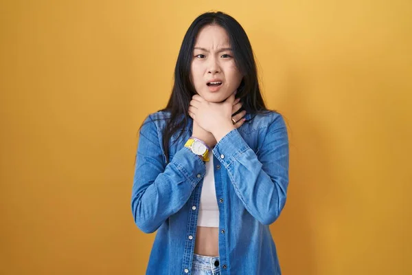 Young Asian Woman Standing Yellow Background Shouting Suffocate Because Painful — Stock Photo, Image