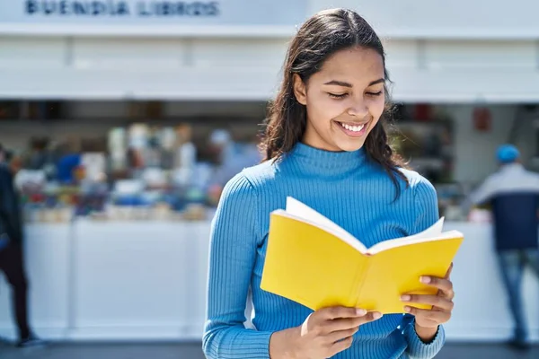 Junge Afroamerikanerin Lächelt Selbstbewusst Beim Lesen Von Büchern Auf Der — Stockfoto