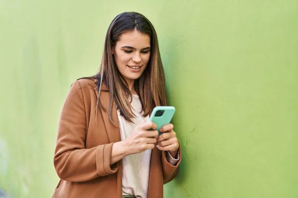Fiatal Gyönyörű Spanyol Mosolygós Magabiztos Segítségével Smartphone Felett Elszigetelt Zöld — Stock Fotó