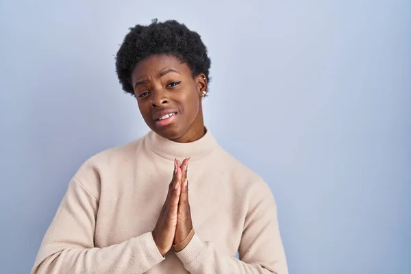 Afro Amerikaanse Vrouw Staat Blauwe Achtergrond Bedelen Bidden Met Handen — Stockfoto