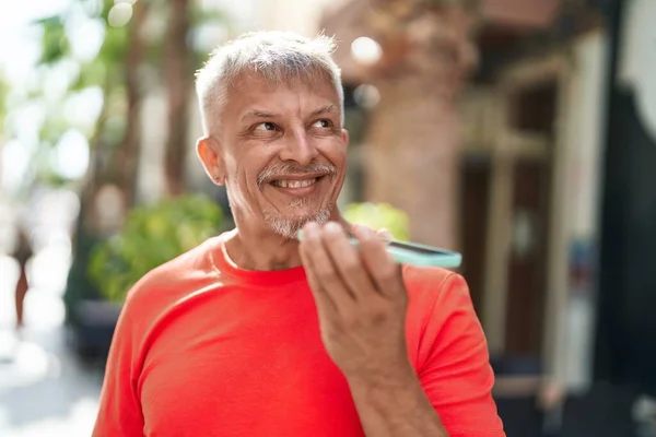 Middelbare Leeftijd Grijsharige Man Glimlachend Zelfverzekerd Praten Smartphone Straat — Stockfoto