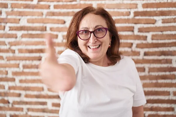 Mujer Mayor Con Gafas Pie Sobre Pared Ladrillos Sonriendo Amable —  Fotos de Stock