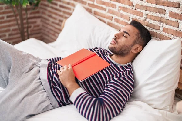 Jovem Hispânico Homem Segurando Livro Deitado Cama Dormindo Quarto — Fotografia de Stock