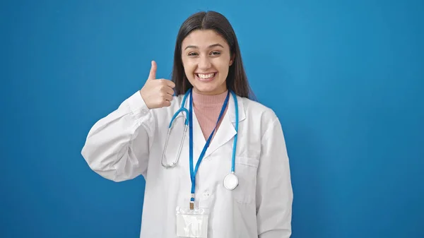 Νεαρή Όμορφη Ισπανίδα Γιατρός Κάνει Αντίχειρα Πάνω Από Απομονωμένο Μπλε — Φωτογραφία Αρχείου