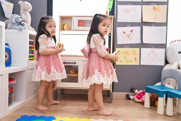 유치원에서 주방에서 스러운 쌍동이 소녀들 — 스톡 사진
