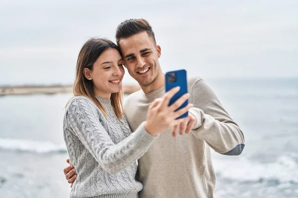 Man Woman Couple Hugging Each Other Using Smartphone Seaside — Stockfoto