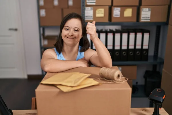 Chica Hispana Con Síndrome Trabajando Comercio Electrónico Pequeñas Empresas Sonriendo —  Fotos de Stock