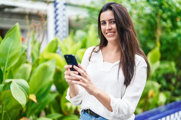 Fiatal Gyönyörű Spanyol Mosolygós Magabiztos Segítségével Smartphone Parkban — Stock Fotó