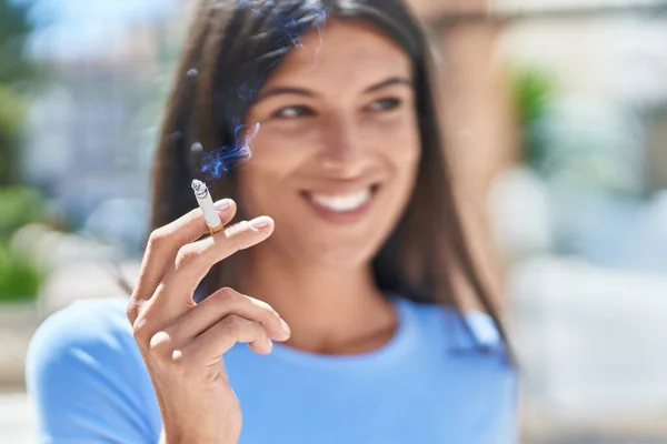 Jeune Belle Femme Hispanique Souriant Fumeur Confiant Dans Rue — Photo