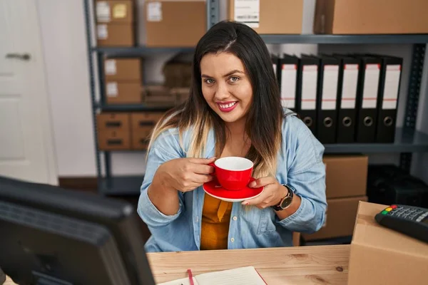 Young Beautiful Size Woman Ecommerce Business Worker Drinking Coffee Office — Foto de Stock