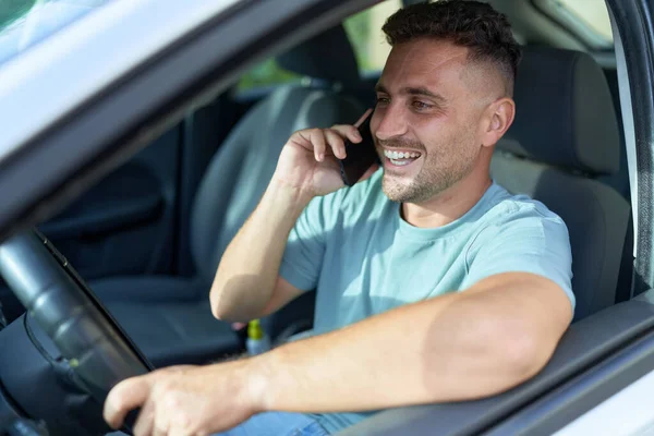 Ung Latinamerikansk Man Talar Smartphone Sitter Bilen Gatan — Stockfoto