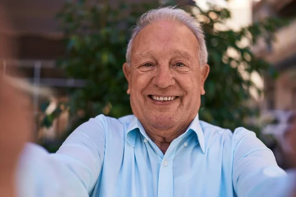 Grauhaariger Mann Mittleren Alters Lächelt Selbstbewusst Und Macht Selfie Mit — Stockfoto