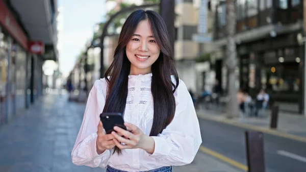 Jonge Chinese Vrouw Met Behulp Van Smartphone Glimlachen Straat — Stockfoto