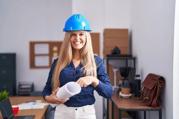 Jonge Vrouw Dragen Architect Hardhoed Glimlachen Gelukkig Wijzend Met Hand — Stockfoto