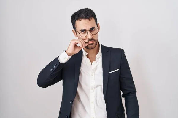 Όμορφος Ισπανός Επιχειρηματίας Που Στέκεται Πάνω Από Λευκό Φόντο Στόμα — Φωτογραφία Αρχείου