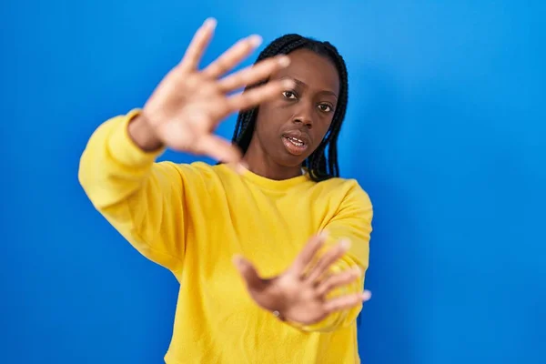 Mulher Negra Bonita Sobre Fundo Azul Fazendo Quadro Usando Mãos — Fotografia de Stock