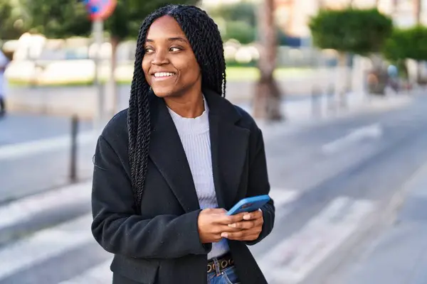 Mujer Afroamericana Sonriendo Confiada Usando Smartphone Calle —  Fotos de Stock