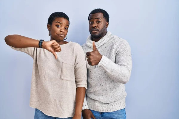 Genç Afro Amerikan Çifti Mavi Arka Planda Birlikte Başparmak Kaldırıyor — Stok fotoğraf