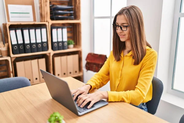 Junge Frau Arbeitet Mit Laptop Büro — Stockfoto