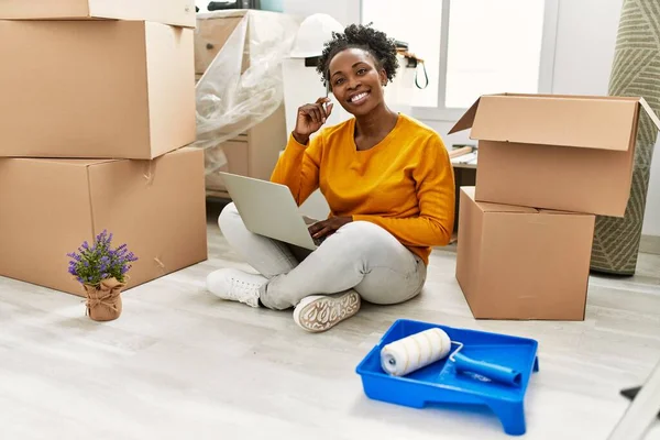 Afroamerikanerin Sitzt Neuen Zuhause Mit Laptop Auf Dem Boden — Stockfoto