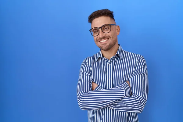 Hombre Hispano Con Barba Llevando Gafas Cara Feliz Sonriendo Con —  Fotos de Stock