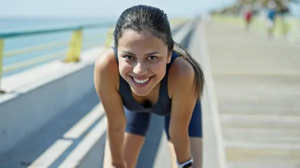 Jonge Mooie Spaanse Vrouw Draagt Sportkleding Terwijl Glimlacht Aan Zee — Stockfoto