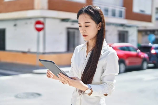 Young Chinese Woman Using Touchpad Serious Expression Street — Stockfoto