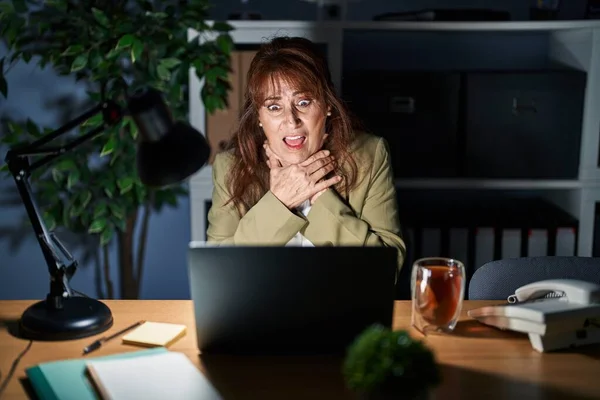 Orta Yaşlı Spanyol Kadın Geceleri Bilgisayar Laptopu Kullanarak Bağırıyor Boğuluyor — Stok fotoğraf