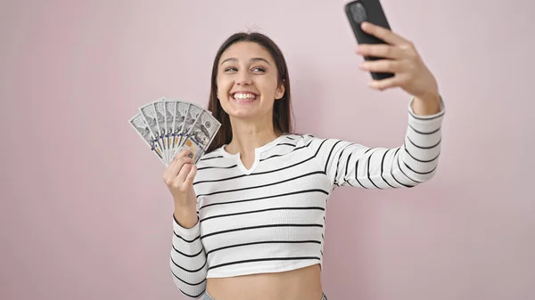 Νεαρή Όμορφη Ισπανόφωνη Γυναίκα Που Βγάζει Selfie Κρατώντας Δολάρια Απομονωμένο — Φωτογραφία Αρχείου