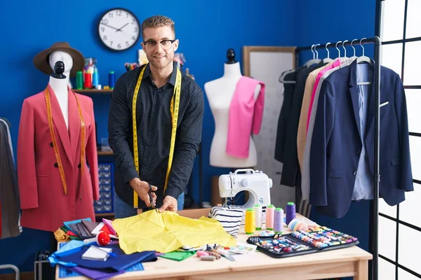 Jeune Homme Caucasien Tailleur Sourire Tissu Coupe Confiant Usine Vêtements — Photo