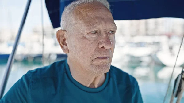 Senior Uomo Dai Capelli Grigi Piedi Con Espressione Rilassata Barca — Foto Stock