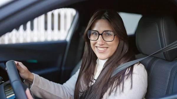Νεαρή Όμορφη Ισπανόφωνη Γυναίκα Χαμογελά Αυτοπεποίθηση Οδήγηση Αυτοκινήτου Στο Δρόμο — Φωτογραφία Αρχείου