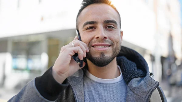 Hombre Hispano Hablando Por Teléfono Calle —  Fotos de Stock