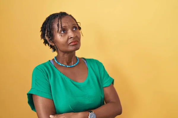 Mulher Africana Com Dreadlocks Sobre Fundo Amarelo Olhando Para Lado — Fotografia de Stock