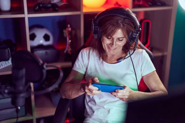 Middle Age Woman Streamer Playing Video Game Using Smartphone Gaming — Stock fotografie