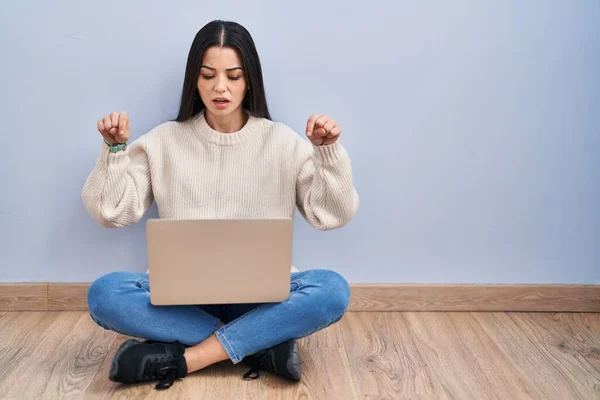 Young Woman Using Laptop Sitting Floor Home Pointing Fingers Showing — Stock Photo, Image
