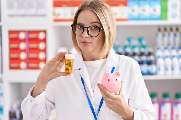 Giovane Donna Caucasica Che Lavora Farmacia Farmacia Possesso Pillole Salvadanaio — Foto Stock