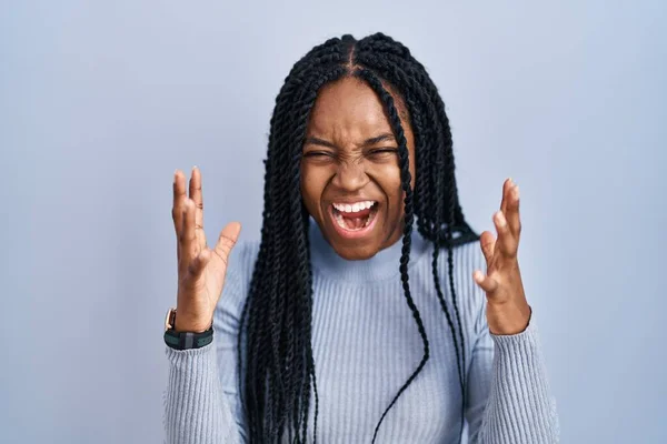 Африканская Американка Стоящая Синем Фоне Празднует Безумный Безумный Успех Поднятыми — стоковое фото