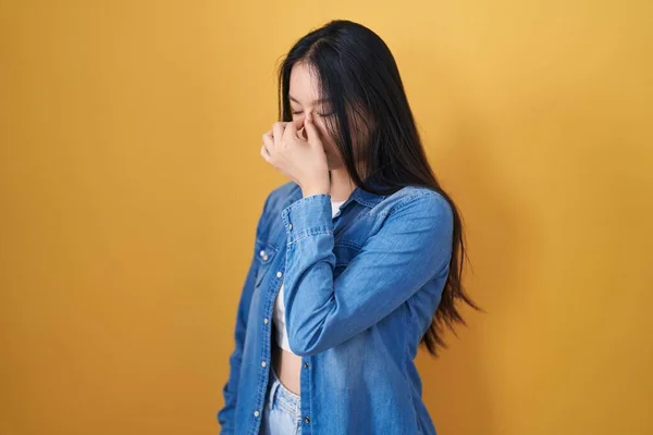 Jovem Mulher Asiática Sobre Fundo Amarelo Cansado Esfregando Nariz Olhos — Fotografia de Stock
