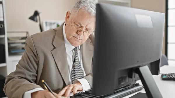 Középkorú Ősz Hajú Férfi Üzleti Dolgozó Számítógéppel Jegyzetel Irodában — Stock Fotó