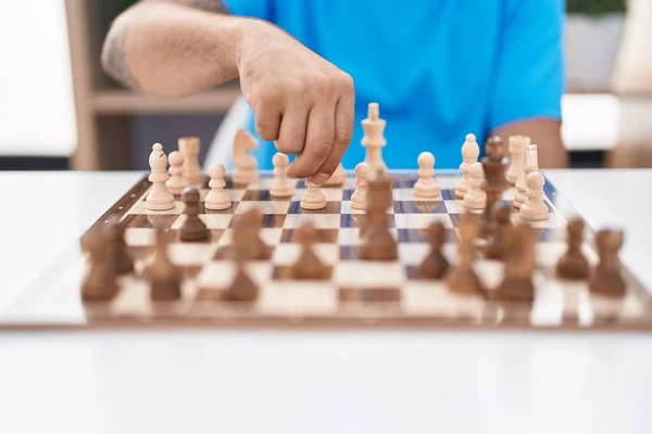 Mladý Plešatý Muž Hraje Šachy Sedí Doma Stole — Stock fotografie