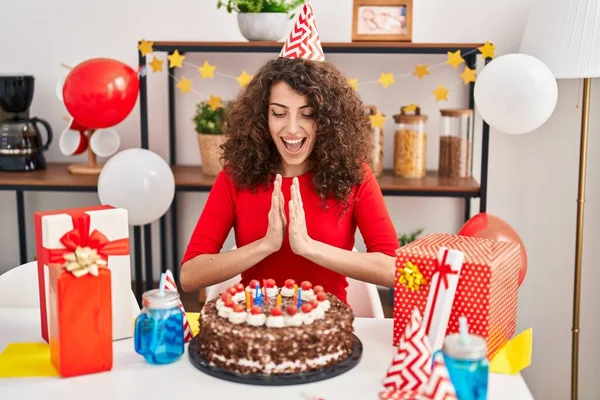 Jovem Hispânica Sorrindo Confiante Celebrando Aniversário Casa — Fotografia de Stock
