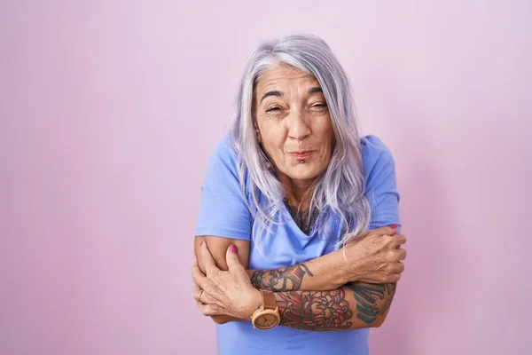 Mujer Mediana Edad Con Tatuajes Pie Sobre Fondo Rosa Temblando —  Fotos de Stock