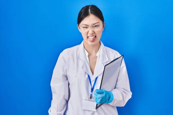 Čínská Mladá Žena Pracující Laboratoři Vědců Vystrkující Jazyk Spokojená Legračním — Stock fotografie