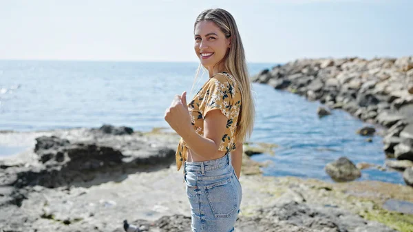 Ung Blond Kvinna Ler Säker Gör Kommer Gest Vid Havet — Stockfoto
