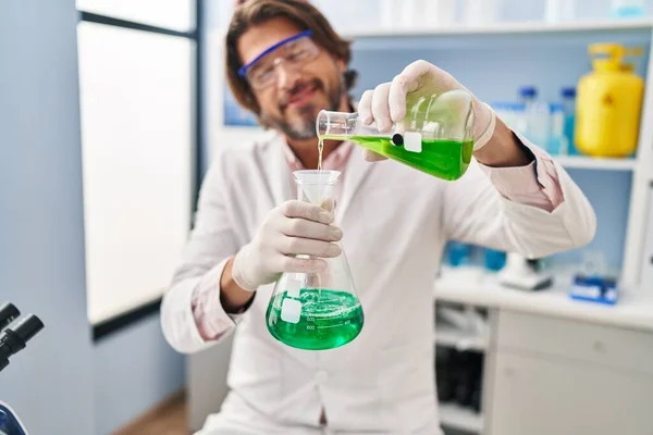 Wissenschaftler Mittleren Alters Gießt Labor Flüssigkeit Ins Reagenzglas — Stockfoto