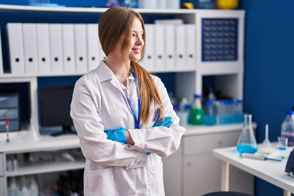 Laboratuvarda Kollarını Kavuşturmuş Genç Beyaz Kadın Bilim Adamı — Stok fotoğraf
