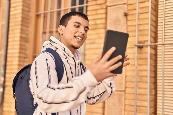 Студент Молодого Чоловіка Має Відеодзвінок Вулиці — стокове фото